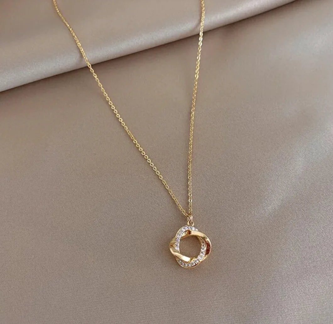 Ever Elegant Clavicle Necklace